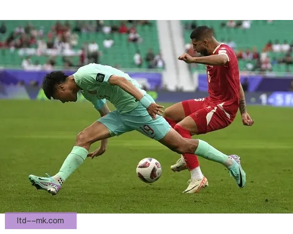 戴伟浚亚洲杯小组赛面部遭鞋钉直踹瞬间引发判罚争议与球迷强烈关注